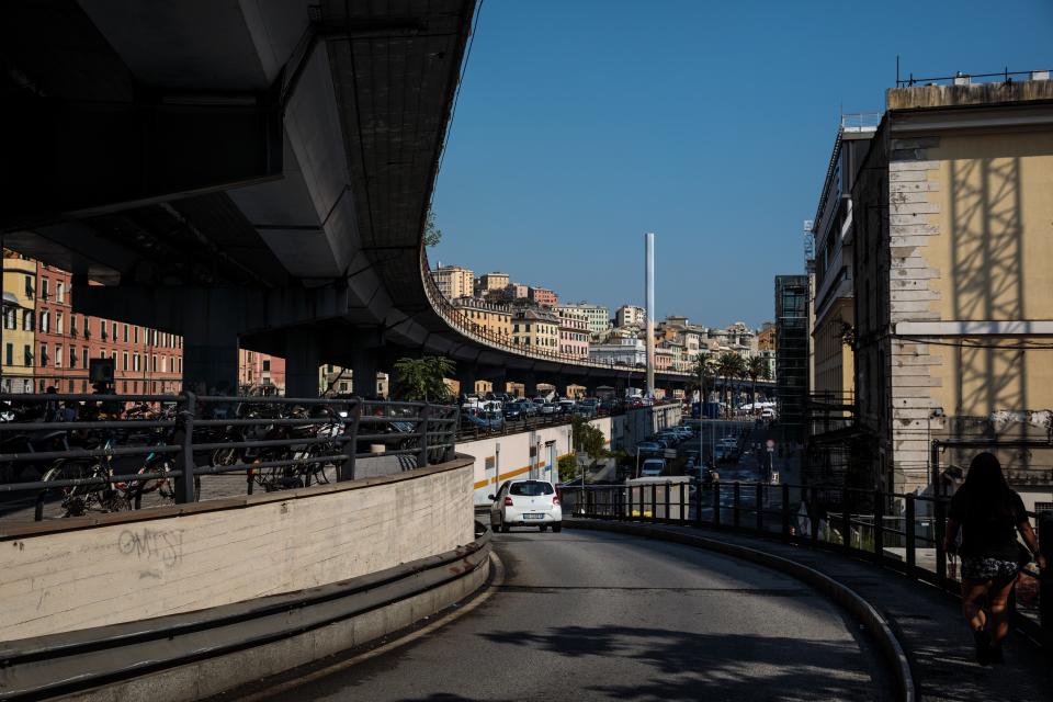 The SS1 overpass snakes through the city of Genoa, Italy. Because the bridge was built in an urban environment, reducing its number of stays was an aesthetic choice.