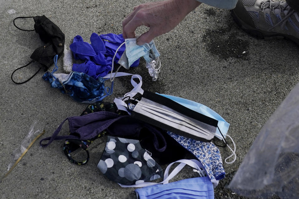 Distintos tipos de tapabocas recogidos en la playa de Pacifica, California, el 17 de marzo del 2021. (AP Photo/Jeff Chiu)