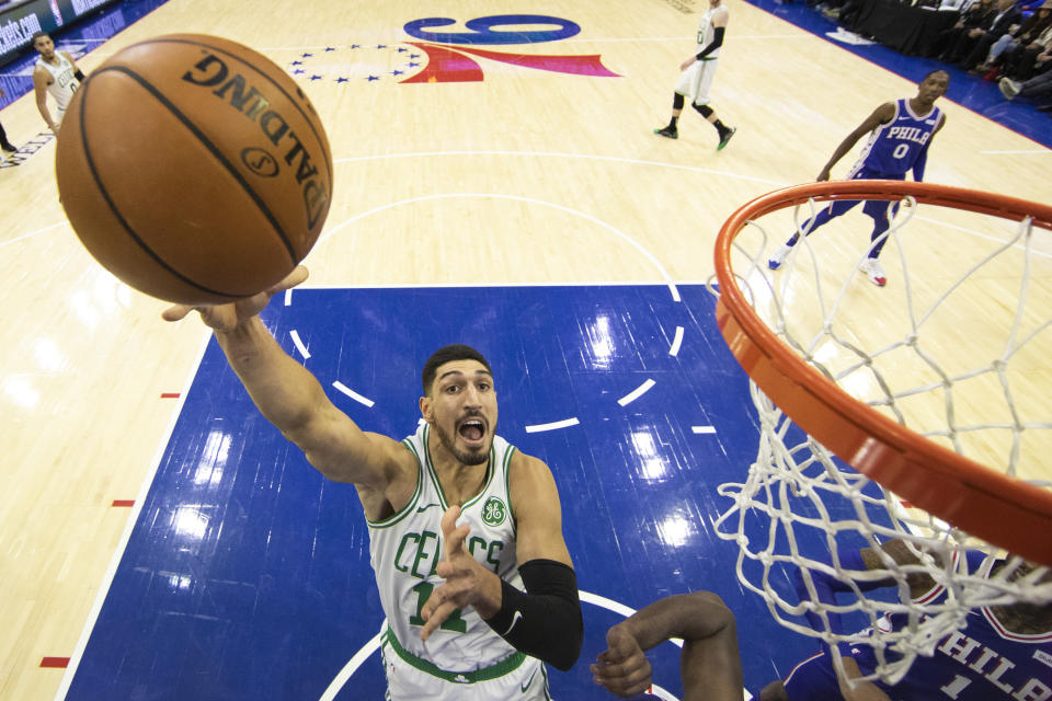 Enes Kanter Freedomde los Celtics durante un juego de la NBA contra los Filadelfia 76ers en octubre de 2019. (AP Photo/Chris Szagola)