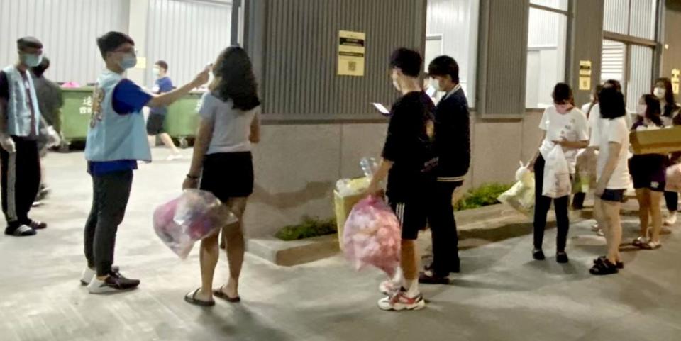 南台科大學生配合校內資源回收站開放時段丟棄垃圾，榮獲台南市惜用資源顧地球評比優等。（記者汪惠松攝）