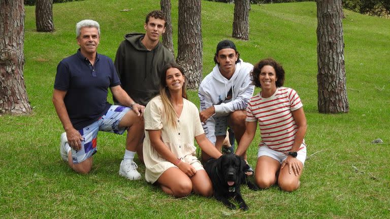 Los Cerúndolo, todos vinculados al deporte: papá Alejandro y mamá María Luz, ambos ex tenistas profesionales; Juan Manuel y Francisco, actuales jugadores de ATP; y Constanza, jugadora de hockey en Belgrano Athletic y Las Leonas.  