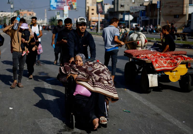 Palestinians flee north Gaza towards the south, amid the ongoing conflict between Israel and Palestinian Islamist group Hamas, in the central Gaza Strip