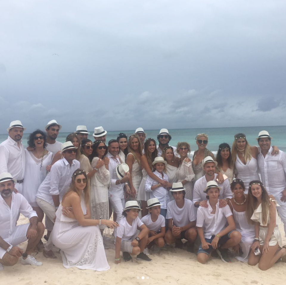 <p>Tras la espectacular celebración, todo el clan posó con el océano de fondo y luciendo el <em>souvenir </em>del evento: sombreros para los hombres y vinchas de flores para las chicas. <em>– Foto: <a rel="nofollow noopener" href="https://www.instagram.com/armaniverosj/" target="_blank" data-ylk="slk:Instagram/armaniverosj/;elm:context_link;itc:0;sec:content-canvas" class="link ">Instagram/armaniverosj/</a></em> </p>