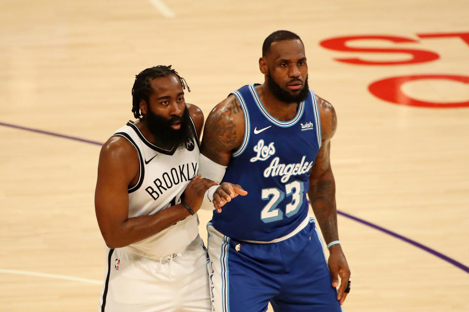 布魯克林籃網James Harden（圖左）、洛杉磯湖人LeBron James。 (Photo by Katelyn Mulcahy/Getty Images)