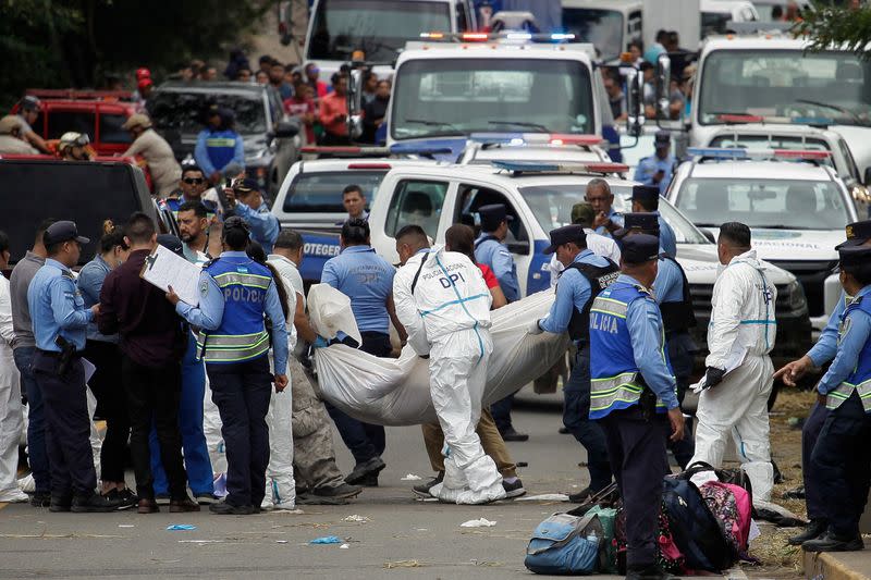 Bus accident leaves passengers injured and dead, on the outskirts of Tegucigalpa