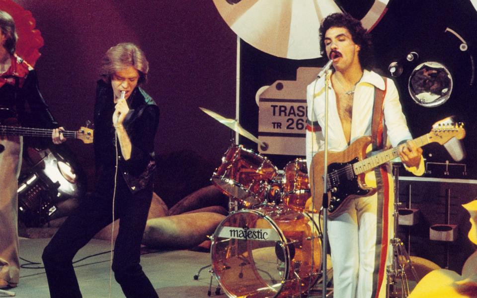 Hall & Oates performing in 1975 - Redferns