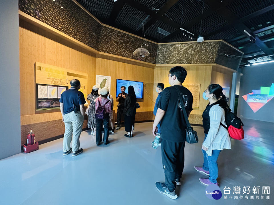 科博館「車籠埔斷層保存園區」大廳的地震動靜態展示區，每小時都會進行導覽解說服務。(圖/記者賴淑禎攝)