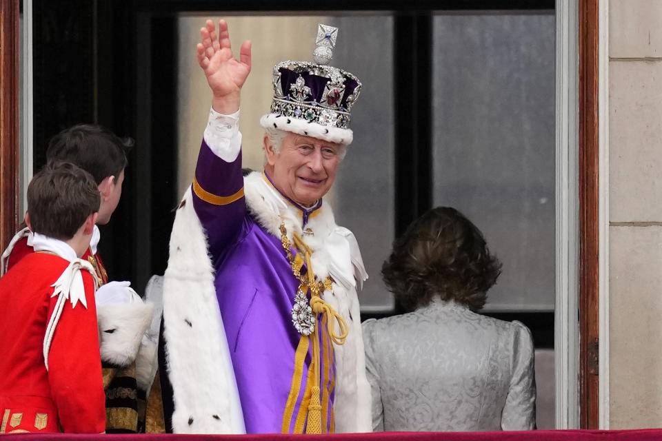 El rey Carlos III saluda a la multitud desde el balcón del Palacio de Buckingham tras su ceremonia de coronación, en Londres, el sábado 6 de mayo de 2023. (AP Foto/Petr David Josek)