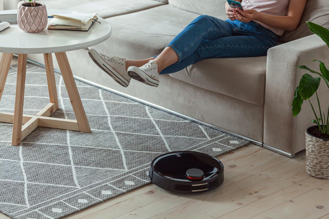 Roomba con la lupa azul encendida - Blog AspiradoraRobot