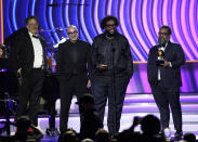 De izquierda a derecha, Robert Fyvolent, David Dinerstein, Questlove y Joseph Patel reciben el Grammy a la mejor película musical, por "Summer Of Soul", el domingo 3 de abril de 2022 en Las Vegas. (Foto AP/Chris Pizzello)