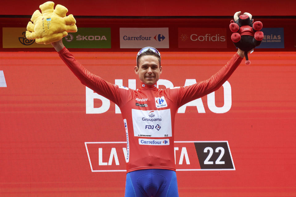 El líder general Rudy Molard en el podio tras la quinta etapa de la Vuelta a España en Bilbao, el miércoles 24 de agosto de 2022. (AP Foto/Miguel Oses)