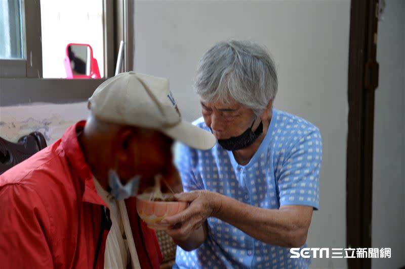 （上圖）吳阿嬤餵弟弟吃自己煮的麵線；（下圖）華山基金會協助兩人重逢，姊弟倆相當感動、感謝。（圖／華山基金會授權提供）