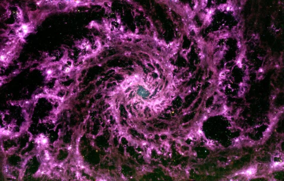 Une image dans l'infrarouge moyen de la galaxie NGC 628 prise par le télescope spatial James Webb le 17 juillet (Color composite, Gabriel Brammer (Cosmic Dawn Center, Niels Bohr Institute, University of Copenhagen) ; données brutes, Janice Lee et al. et le Collaboration PHANGS-JWST.)