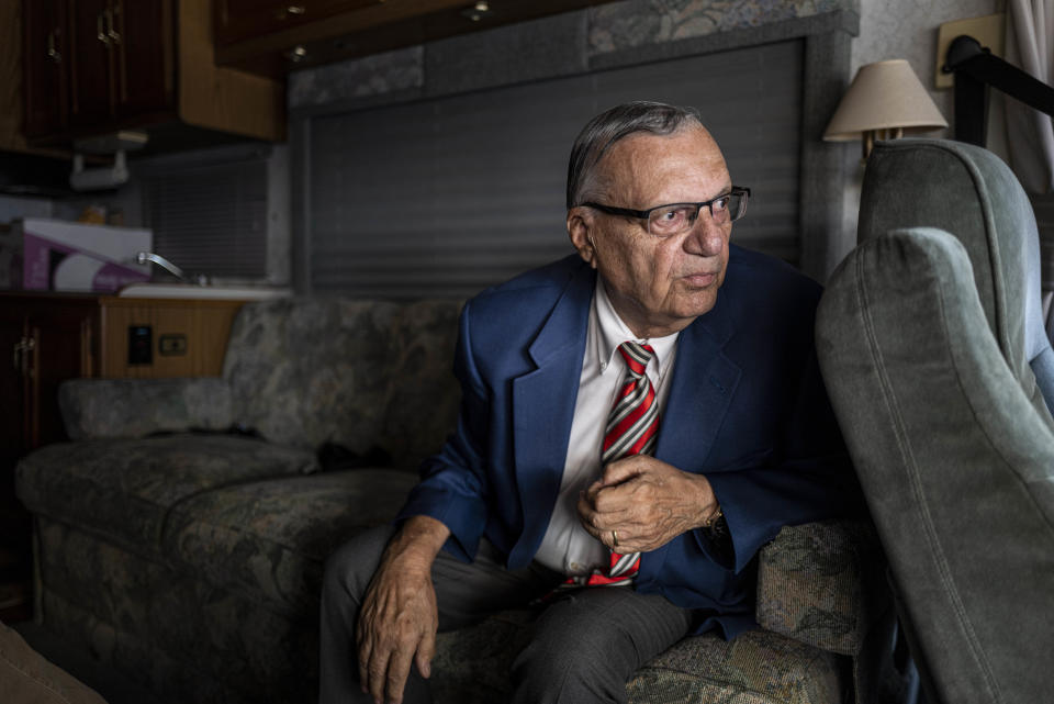 Joe Arpaio, exalguacil del condado de Maricopa, Arizona, en su autobús de campaña en Scottsdale, Arizona, el 23 de julio de 2020. (Adriana Zehbrauskas / The New York Times)