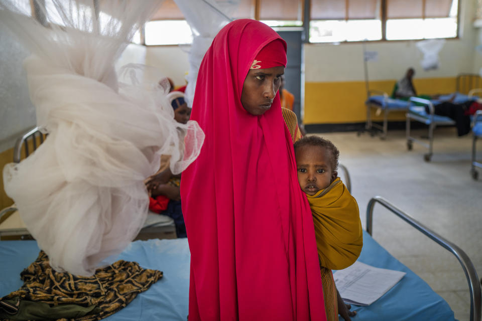 Una mujer que llegó a un centro para desplazados sostiene a su hija en una clínica de Dollow (Somalia) el 21 de septiembre del 2022. (AP Photo/Jerome Delay)