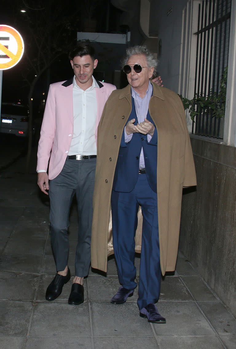 Los protagonistas de la velada llegando al restaurante La olla de Félix, en Recoleta