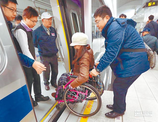 北市議員徐立信指出，北捷車廂與月台間隙大過75毫米，恐怕會卡腳、卡輪椅，要求北捷1個月內針對各站間隙提出改善計畫。（本報資料照片）