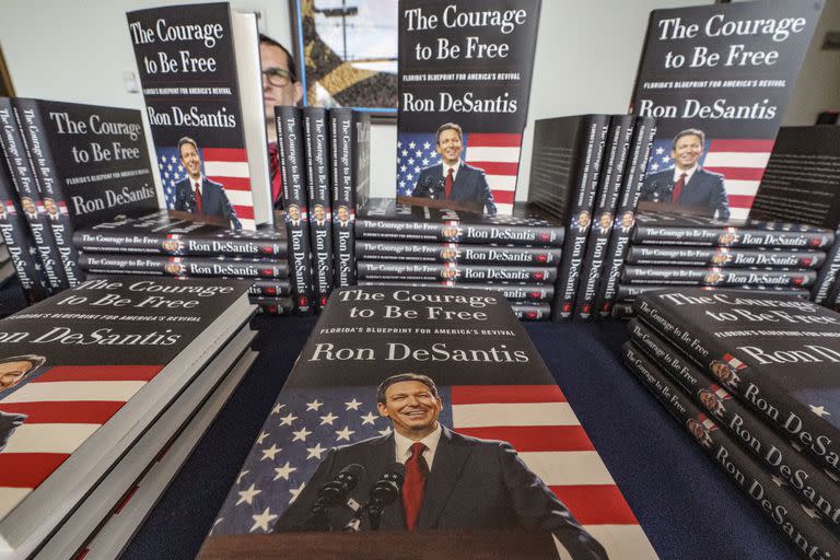 El nuevo libro del gobernador republicano de Florida, Ron DeSantis, "El coraje de ser libre”, se pone a la venta en la Biblioteca Presidencial Ronald Reagan en Simi Valley, California, el domingo 5 de marzo de 2023.