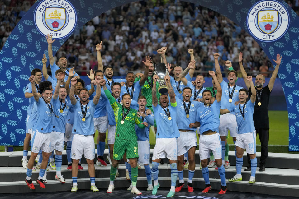 Los jugadores del Manchester City festejan luego de conquistar la Supercopa de la UEFA ante el Sevilla, el miércoles 16 de agosto de 2023, en Atenas (AP Foto/Thanassis Stavrakis)