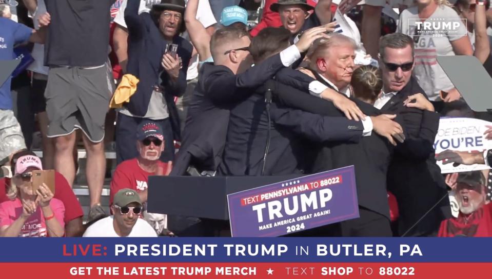 El expresidente Trump al ser cubierto por miembros del Servicio Secreto en el atentado . (Photo by Trump Campaign Office / Handout/Anadolu via Getty Images)