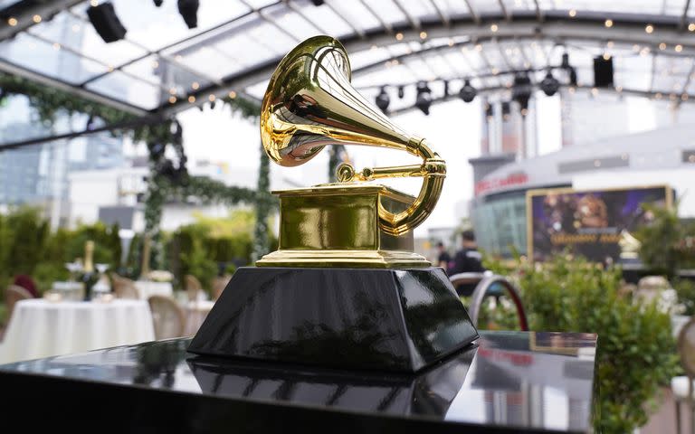 Un Grammy decorativo antes del inicio de la ceremonia de los premios Grammy el 14 de marzo de 2021 en Los Ángeles. Los Grammy de 2022 serán el 3 de abril en Las Vegas. (AP Foto/Chris Pizzello, Archivo)