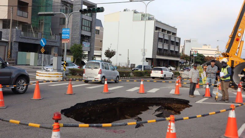 台中豐原大道出現坑洞  交通管制 台中市豐原區豐原大道1日下午突然出現1處長約3公 尺的大坑洞，里長劉瑞銓表示，坑洞附近正進行自來 水管線工程，立即通報自來水公司處理，目前已先停 水搶修，並擺放警示標誌管制道路。 （劉瑞銓提供） 中央社記者蘇木春傳真  112年12月1日 