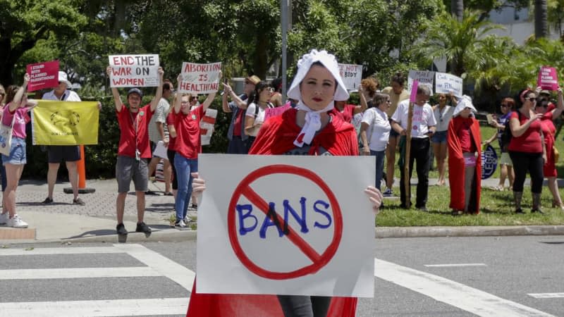 Pro-Choice protesters hold placard during a rally against restrictive abortion laws in Florida. The issue has been dividing people in the US for years. Martha Asencio Rhine/Tampa Bay Times via ZUMA Wire/dpa