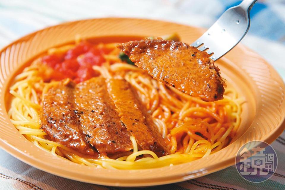 植物肉番茄義大利麵的肉排口感紮實，成了蔬食者的新選擇。（89元／份）