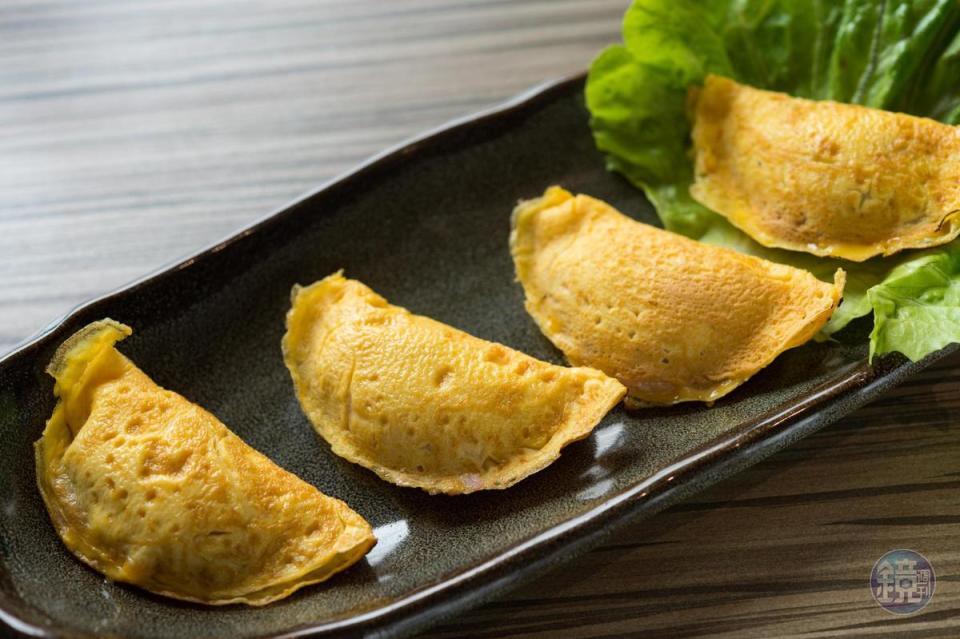 「手工蛋餃」的內餡加入手剁竹筍香菇末，鮮滑裡有爽脆口感。