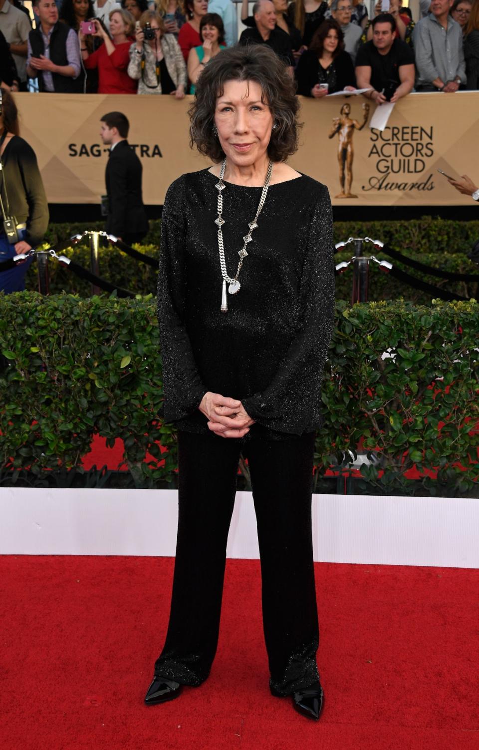 Lily Tomlin stuck with her casual uniform — even on the occasion of receiving the Lifetime Achievement Award