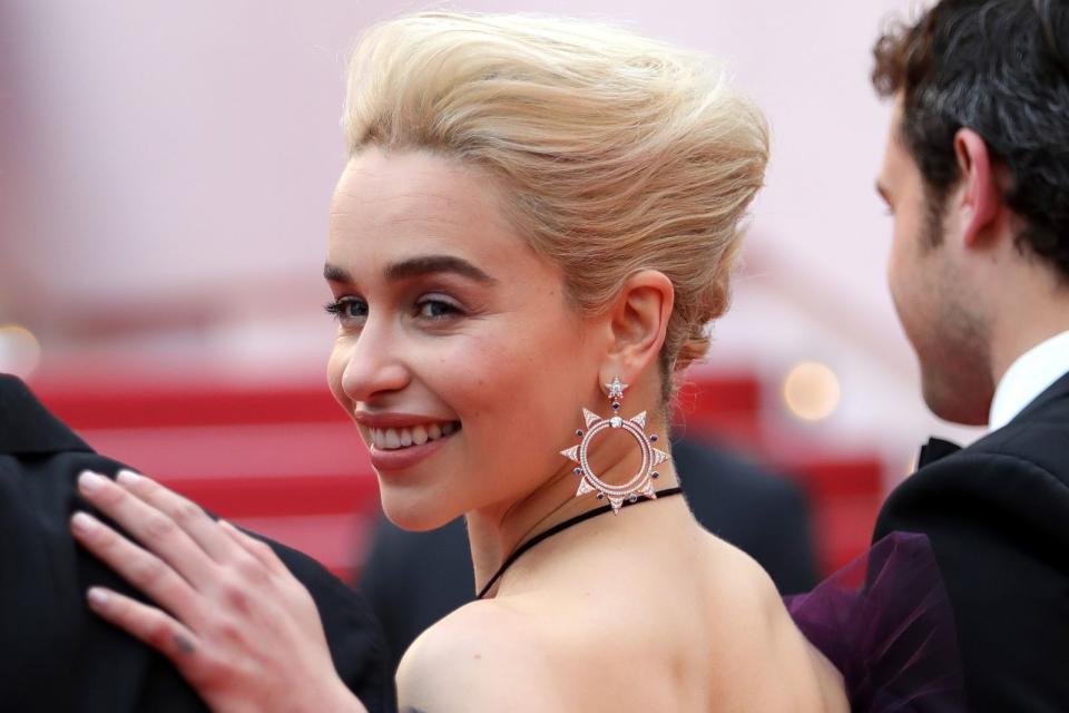 Auch sie ließ sich stechen: Wie man auf dem Bild erahnen kann, ließ sich "Game of Thrones"- und "Solo"-Star Emilia Clarke auf dem kleinen Finger der linken Hand eine kleine Hummel tätowieren. (Bild: Andreas Rentz/Getty Images)