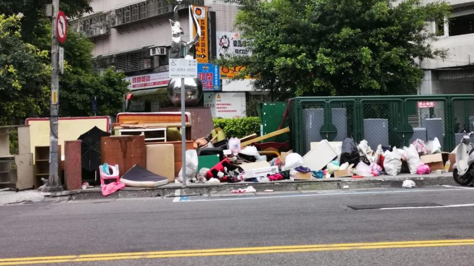 網友批評亂丟垃圾亂象。（圖／翻攝自臉書爆料公社）