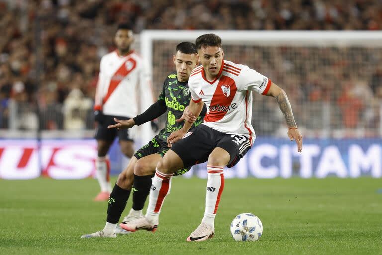 Escena del partido que disputan River Plate y Sarmiento de Junín.