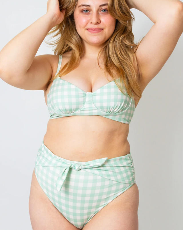 The 6 Most Flattering Swimsuits for Women Who Carry Their Weight in Their  Tummy, According to the Experts