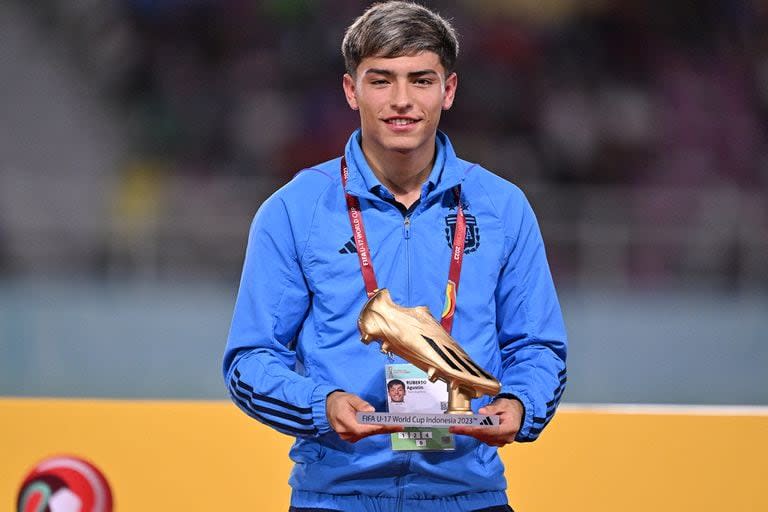 Agustín Ruberto, con el Botín de Oro que lo acredita como el goleador del último Mundial Sub 20