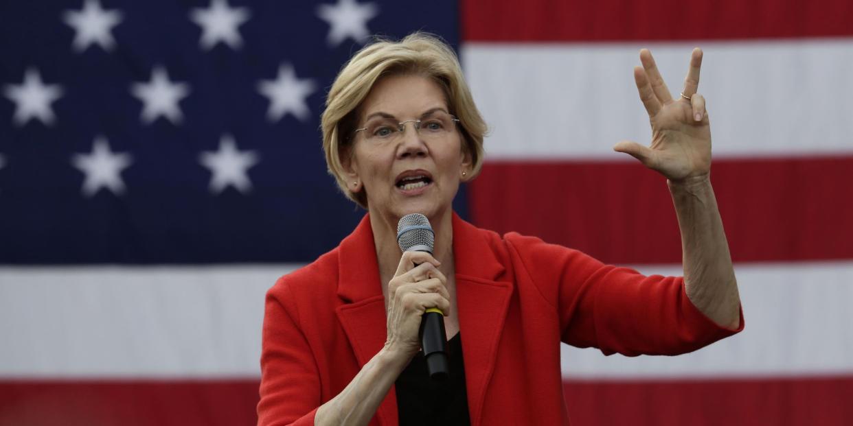 La aspirante a presidente demócrata, la senadora Elizabeth Warren, habla durante un ayuntamiento de campaña en la Universidad George Mason en Fairfax, Virginia (Alex Wong/Getty)