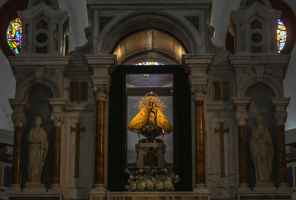 La imagen original de la Virgen de la Caridad del Cobre en el altar de su santuario en El Cobre, Cuba, el domingo 11 de febrero de 2024. (AP Foto/Ramon Espinosa)
