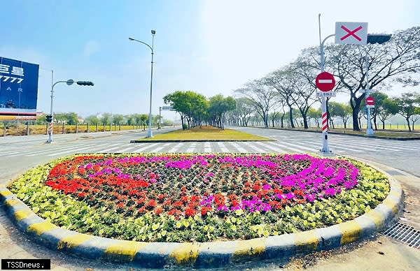 工務局於市區道路、交流道口種植草花綠美化，以花漾新裝呈現年節喜氣。<br />（記者李嘉祥攝）