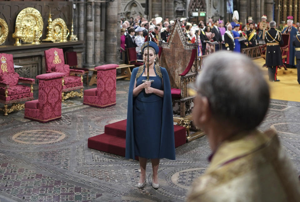 La legisladora británica Penny Mordaunt sostiene la Espada de Estado en la ceremonia de coronación del rey Carlos III y la reina Camila en la Abadía de Westminster, en Londres, el sábado 6 de mayo de 2023. (Jonathan Brady/Pool Photo via AP)