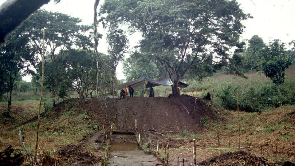 Земляная платформа стоянки Сангай, долина Упано, Эквадор, во время масштабных археологических раскопок.  - любезно предоставлено Стивеном Ростеном