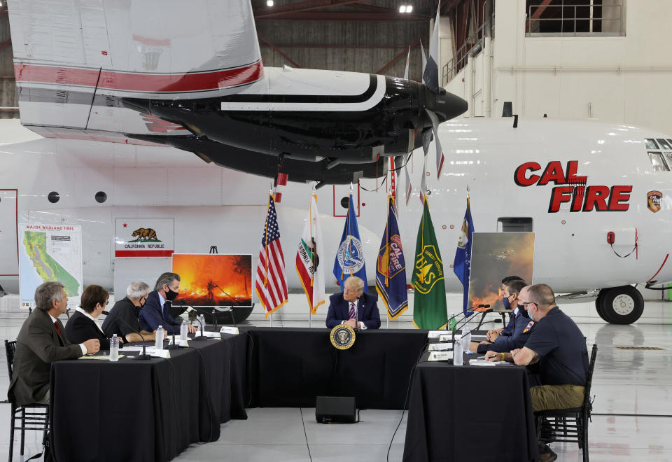 Donald Trump bei einem Briefing zu den verheerenden Waldbränden mit dem kalifornischen Gouverneur Gavin Newsom. (Bild: REUTERS/Jonathan Ernst)