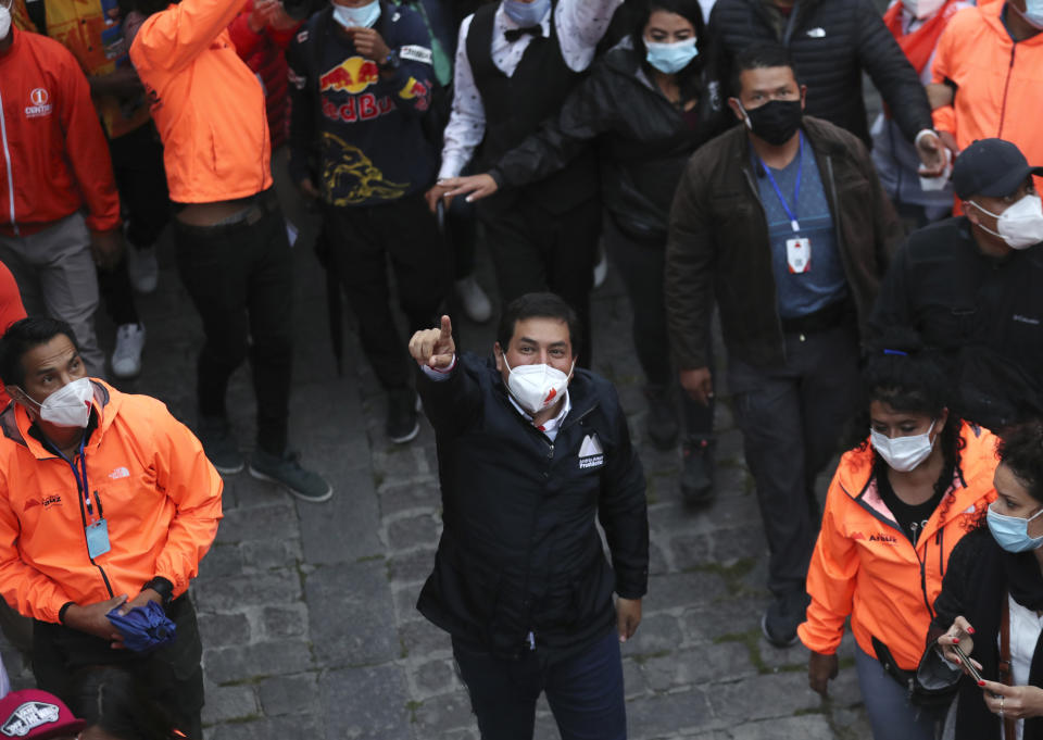 Andrés Arauz, candidato presidencial de la Alianza Unión por la Esperanza, UNES, camina rodeado de sus partidarios durante el mitin de clausura de su campaña antes de la segunda vuelta de las elecciones del país, en Quito, Ecuador, el jueves 8 de abril de 2021. (AP Foto/Dolores Ochoa)