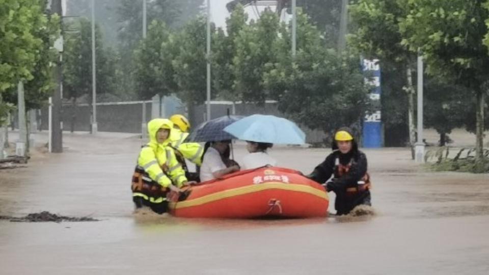 大陸河南近日受到暴雨導致洪災。（圖／翻攝自郑州消防微博）