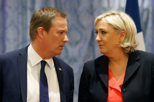 La présidente du FN Marine Le Pen (D), et le président de Debout la France, Nicolas Dupont-Aignan, lors d'une rencontre au siège du Front national, le 29 avril 2017 - GEOFFROY VAN DER HASSELT, AFP/Archives