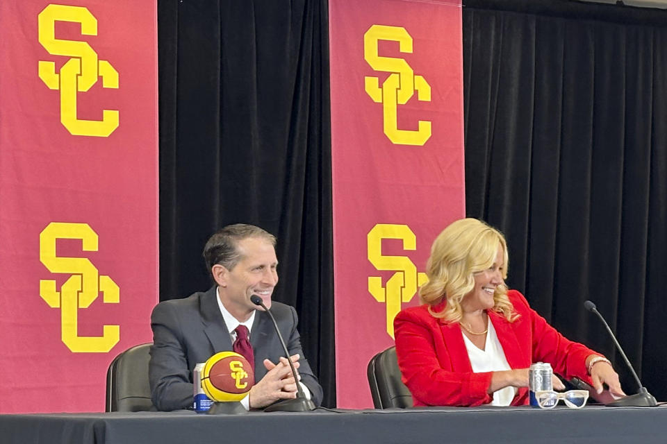 Eric Musselman, left, sits with athletic director Jennifer Cohen during his introduction as the new head coach of Southern California's NCAA college basketball team, Friday, April 5, 2024, in Los Angeles. (AP Photo/Beth Harris)