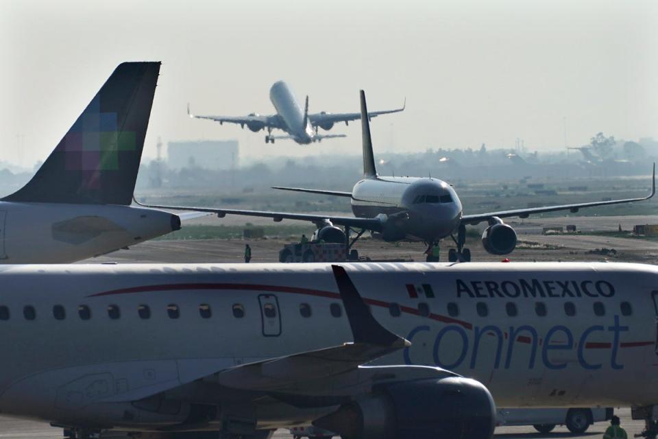 An AeroMexico plane taxis on the tarmac of Benito Juarez International Airport (Copyright 2022 The Associated Press. All rights reserved)