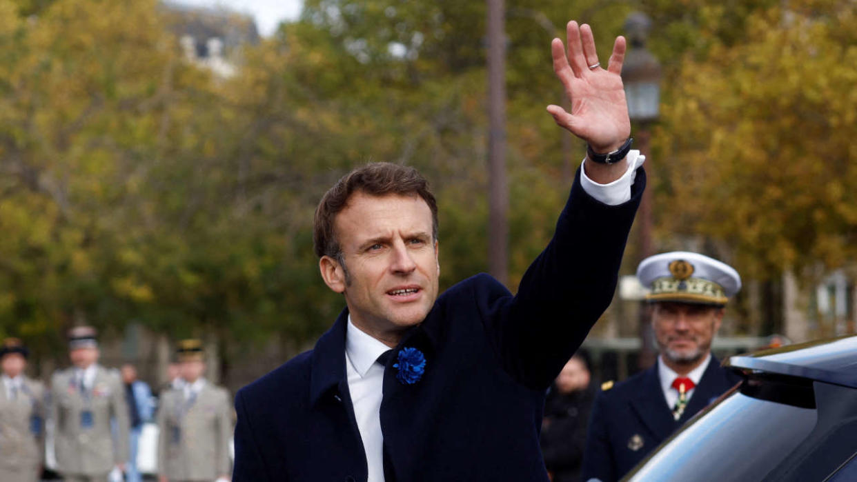 Le président français Emmanuel Macron fait un geste lors d’une cérémonie à l’Arc de Triomphe à Paris, le 11 novembre 2022, dans le cadre des commémorations du 104e anniversaire de l’Armistice du 11 novembre 1918, mettant fin à la Première Guerre mondiale (WWI).