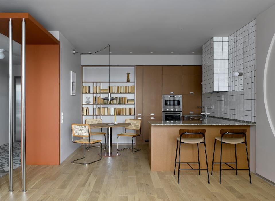 The dining nook is furnished with the Mezcla table by Jaime Hayon, which is surrounded by three Cesca Chairs by Marcel Breuer. Above them hangs the P376 pendant by Kastholm & Fabricius. At the kitchen counter are Pavilion stools by Anderssen & Voll.