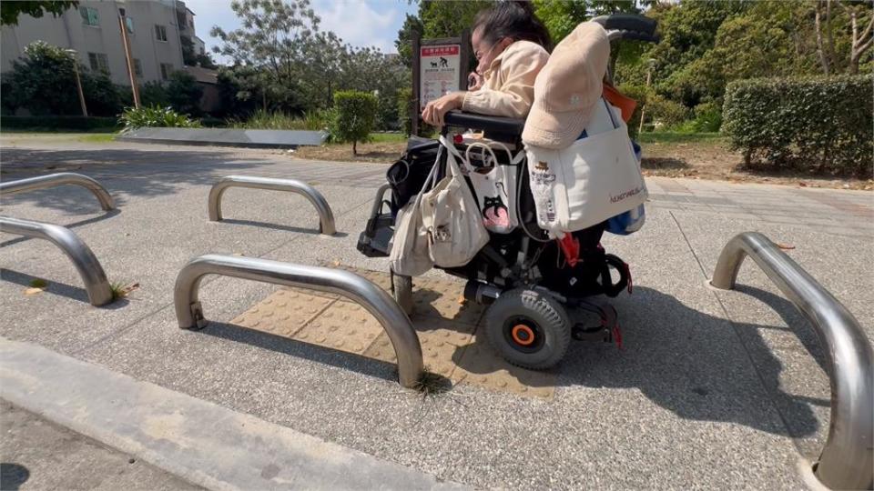 可以更友善！　公園入口設「車阻」防車輛進出　苦了輪椅族