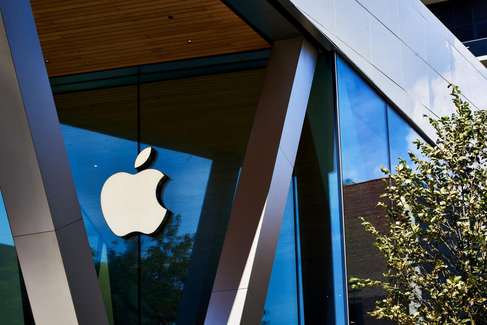 El exterior de una tienda de Apple en Brooklyn, el martes 11 de agosto de 2020. (Gabby Jones/The New York Times)